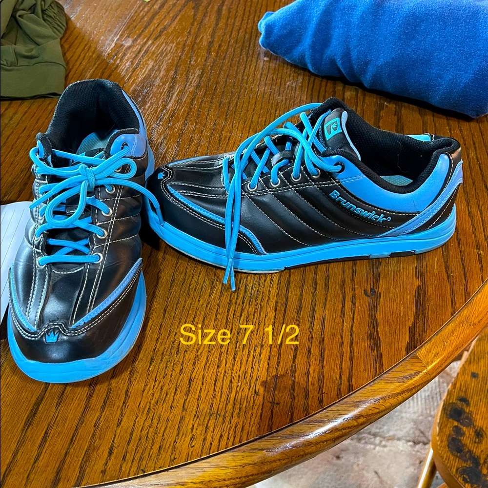 Women’s Bowling shoes - like new - size 7 1/2